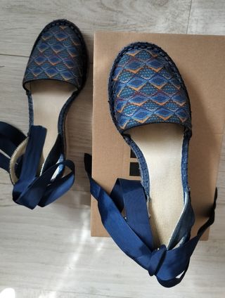 Alpargatas de cuña con lazo azul