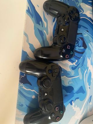 PS4 Seminueva con 2 mandos