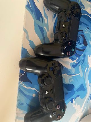 PS4 Seminueva con 2 mandos