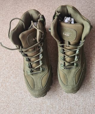 Botas de montaña senderismo trekking verde oliva