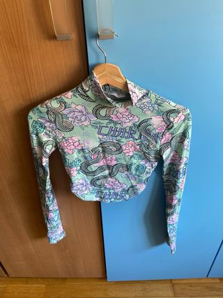 Top manga larga estampado serpiente y flores