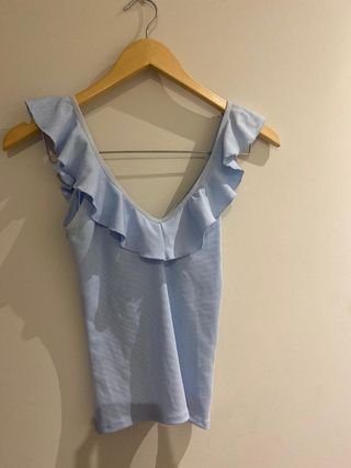 Camiseta azul con volantes