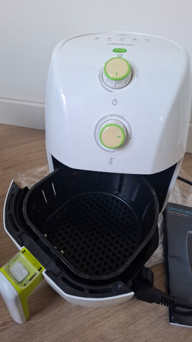Airfryer Cecotec blanca. Capacidad 1,5l.