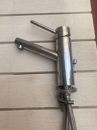 Grifo de cocina sobre encimera