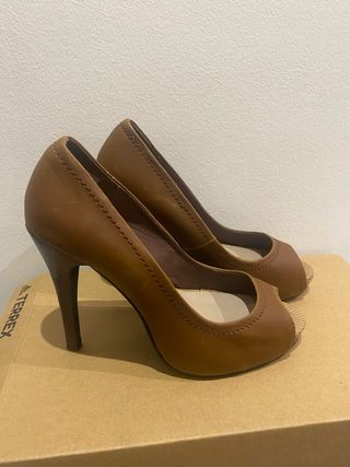 Zapato tacón peep toe marrón