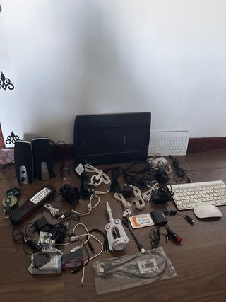 Lote de cargadores, teclados y cables
