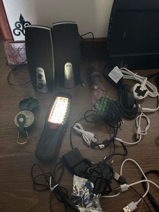 Lote de cargadores, teclados y cables