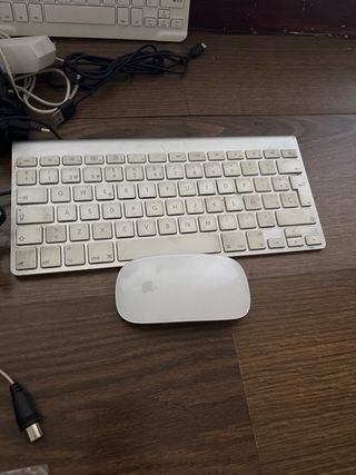 Lote de cargadores, teclados y cables