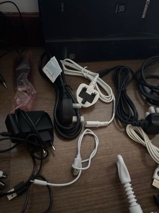 Lote de cargadores, teclados y cables