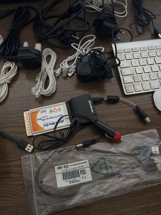Lote de cargadores, teclados y cables