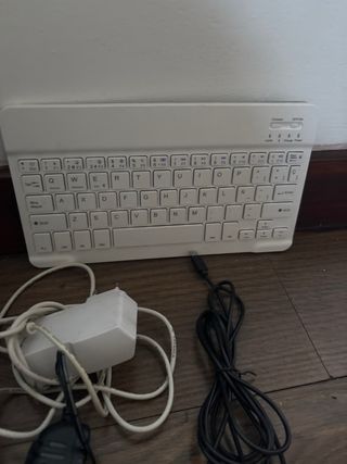 Lote de cargadores, teclados y cables