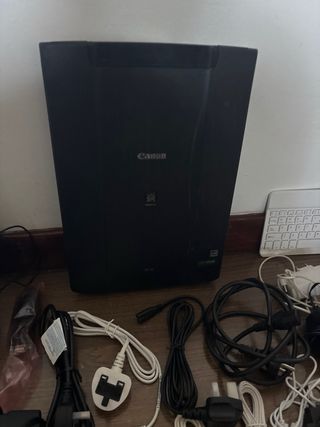 Lote de cargadores, teclados y cables