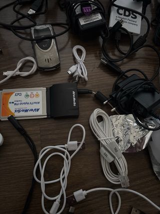Lote de cargadores, teclado y cables