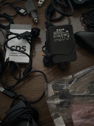 Lote de cargadores, teclado y cables