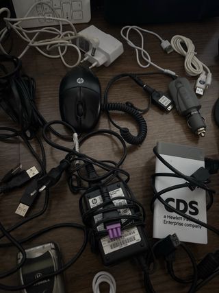 Lote de cargadores, teclado y cables