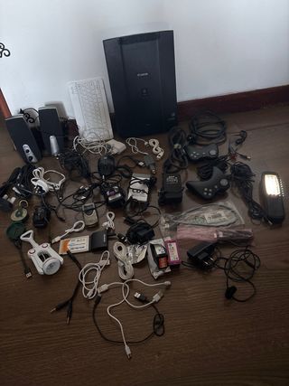Lote de cargadores, teclado y cables