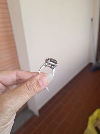 Anello con pietra marrone