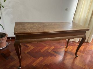 Mesa de madera con sillas,,