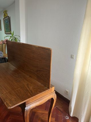 Mesa de madera con sillas,,