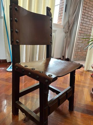 Mesa de madera con sillas,,