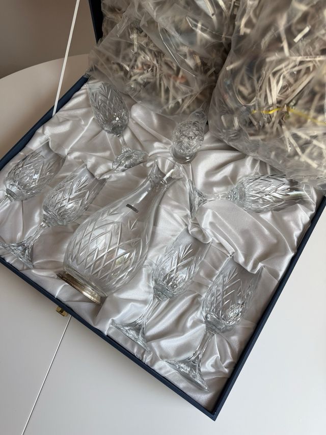 Juego de copas de cristal tallado nuevo sin usar