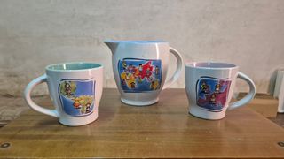 Set 2 tazze e una caraffa con disegni mondo