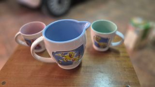 Set 2 tazze e una caraffa con disegni mondo