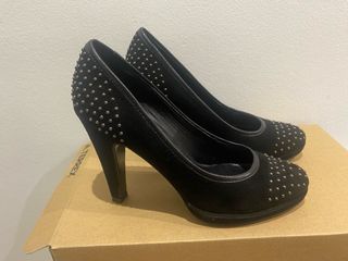 Zapatos de tacón negros con tachuelas
