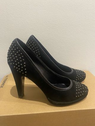 Zapatos de tacón negros con tachuelas