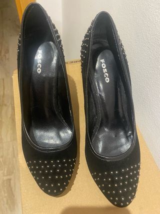 Zapatos de tacón negros con tachuelas