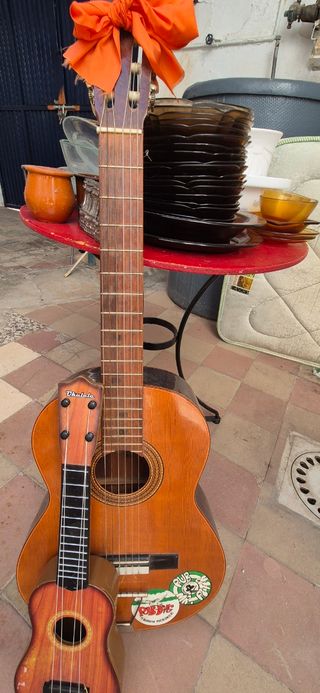 Guitarra y Ukelele con Lazo Naranja