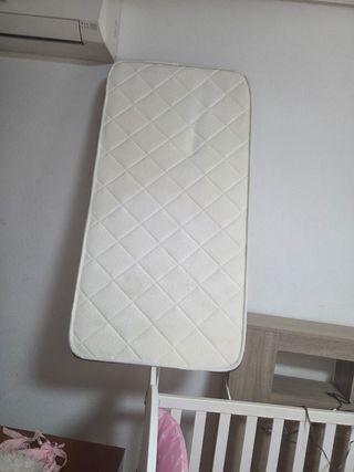Cuna blanca con colchón y chichonera