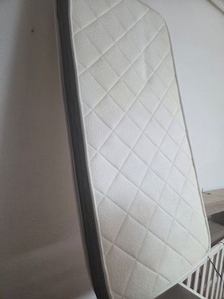 Cuna blanca con colchón y chichonera