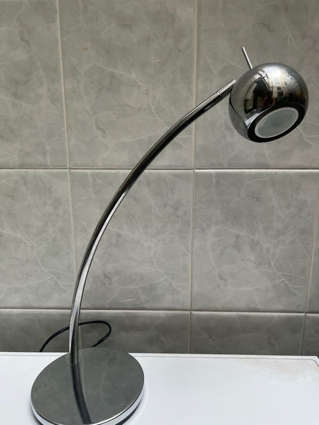 Lámpara de escritorio plateada