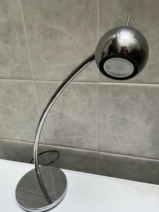 Lámpara de escritorio plateada