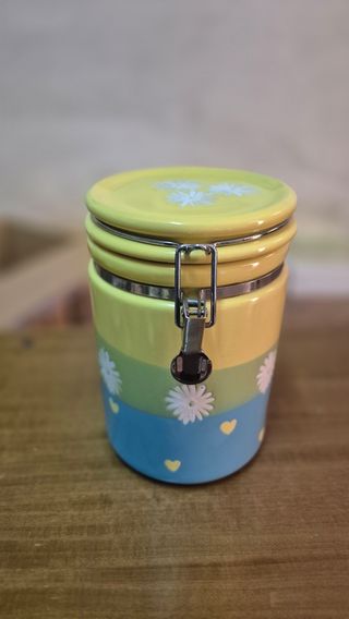 Barattolo in ceramica con fiori