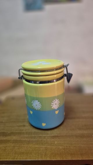 Barattolo in ceramica con fiori