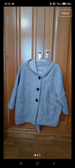 Abrigo gris con botones