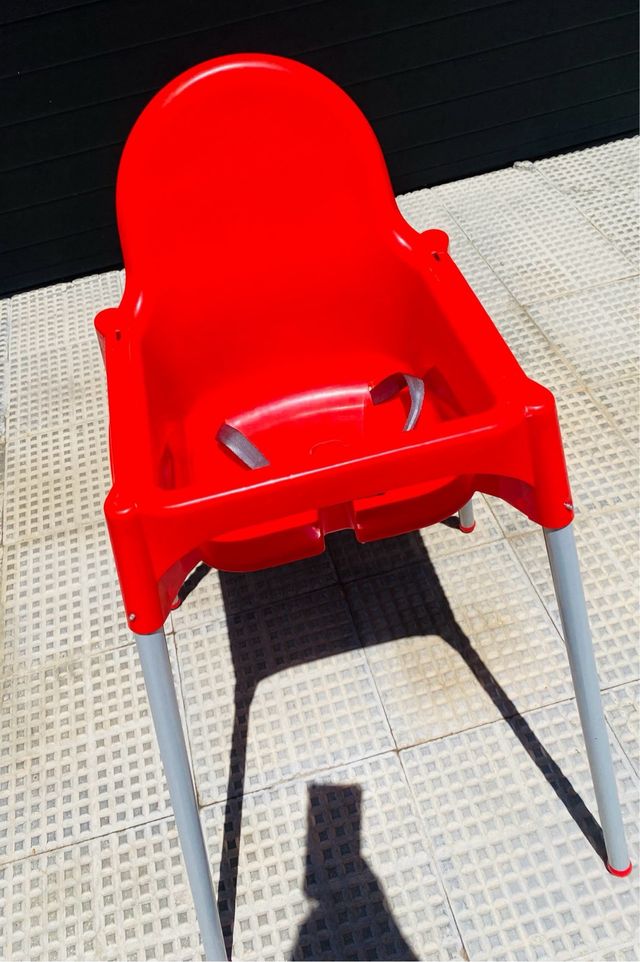 Trona roja de plástico con bandeja y cinturón