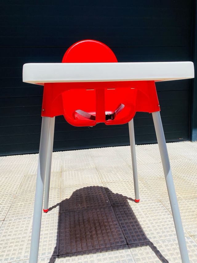 Trona roja de plástico con bandeja y cinturón