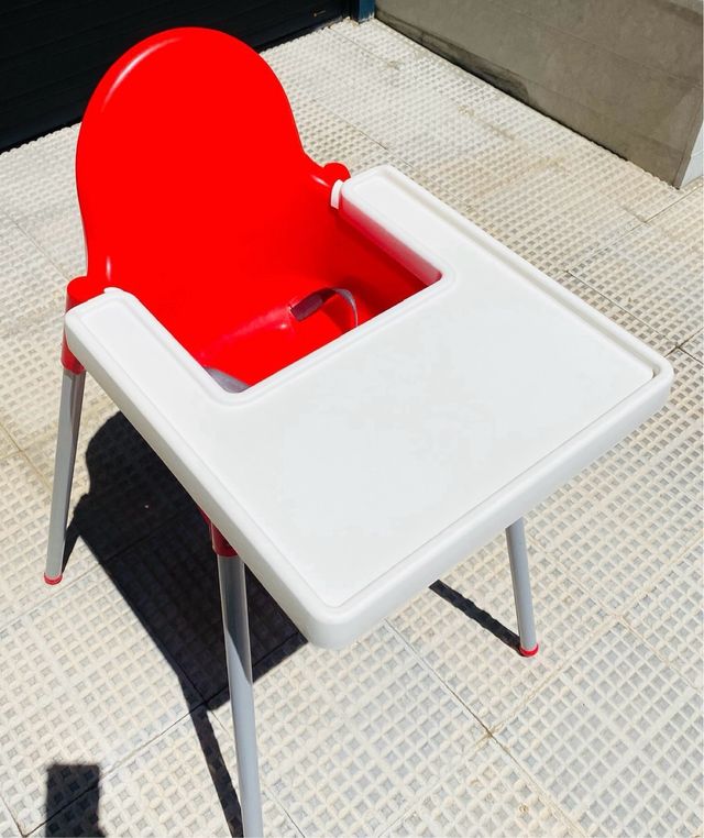 Trona roja de plástico con bandeja y cinturón