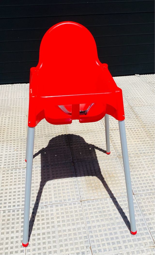 Trona roja de plástico con bandeja y cinturón