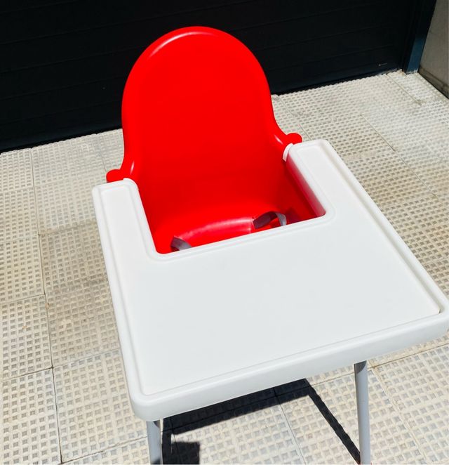 Trona roja de plástico con bandeja y cinturón