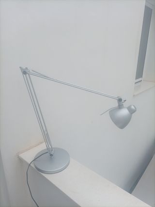 Lámpara de escritorio IKEA plateada