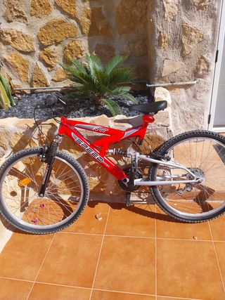 Bicicleta de montaña roja