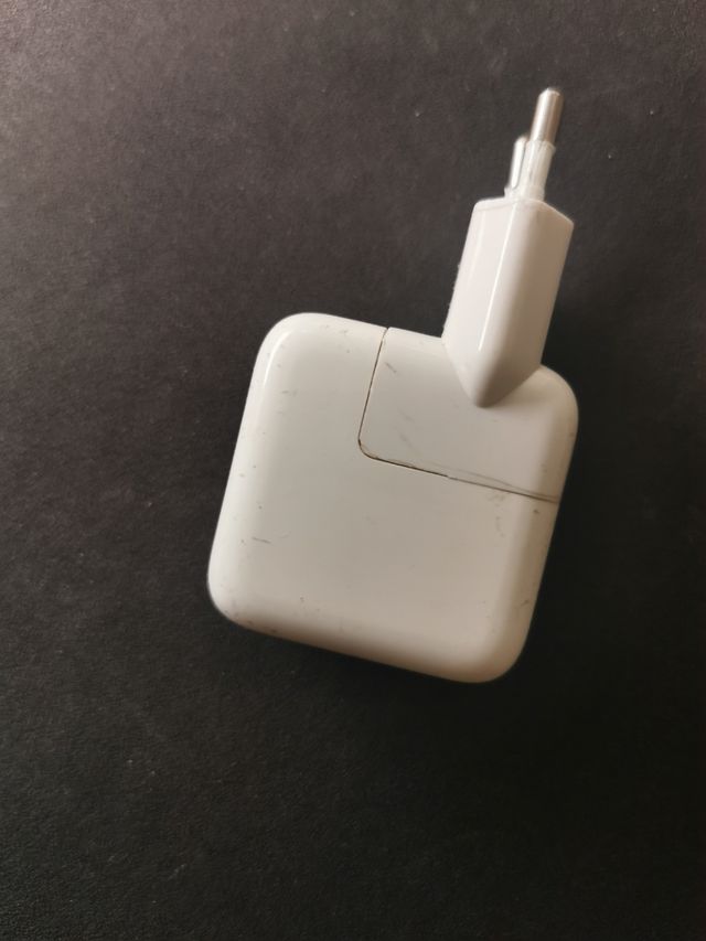 Cargador de red móvil blanco