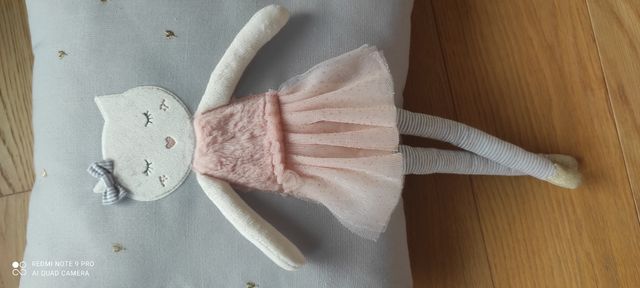 Precioso cojín infantil de gatita rosa y gris