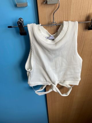 Top blanco de canalé con lazada