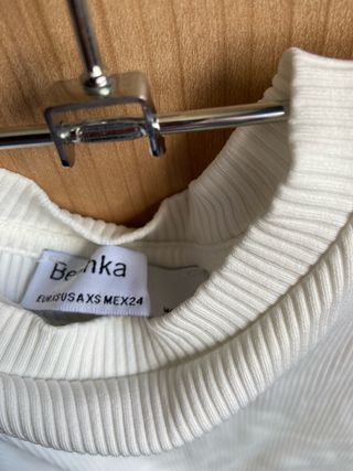 Top blanco de canalé con lazada