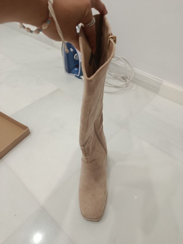 Bota alta beige tacón